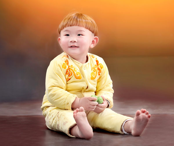 美好鹅黄色温馨棉衣
