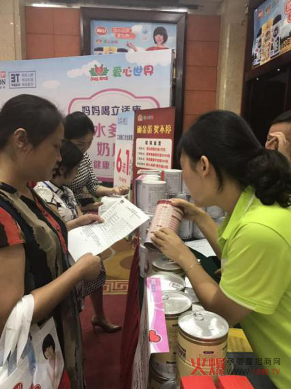 苹果树销售人员认真专业地为经销商讲解产品.jpg