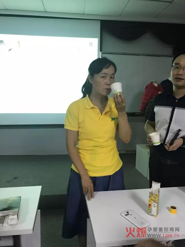 妈仔谷成员正在试喝瑶愈儿乐草泡泡液.jpg