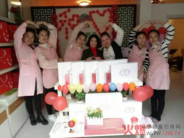 张莉老师在龙湖一家店做店内活动.jpg