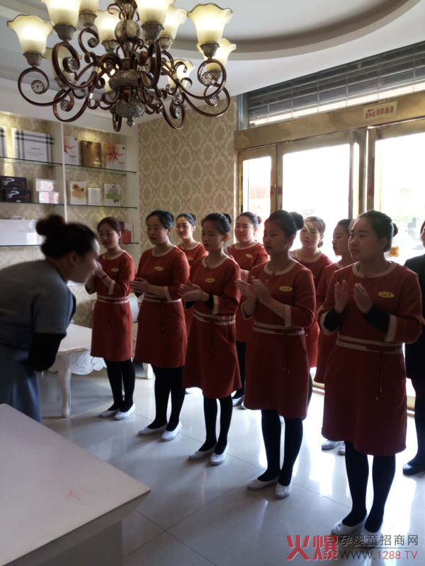张莉老师为洛阳一门店开晨会.jpg