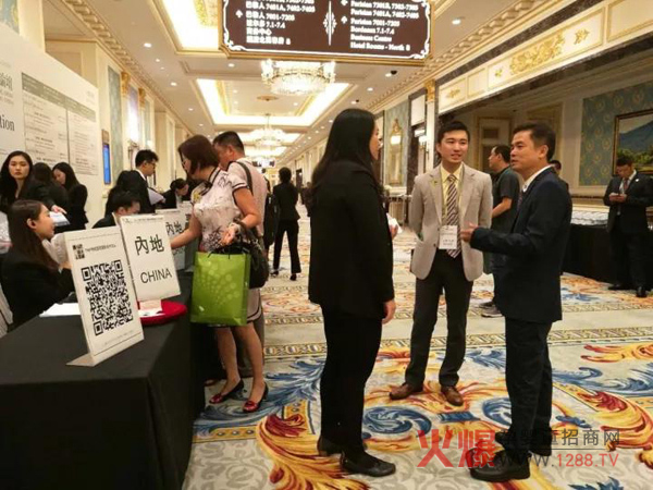 瑶愈创始人赖博士在探讨瑶浴.jpg