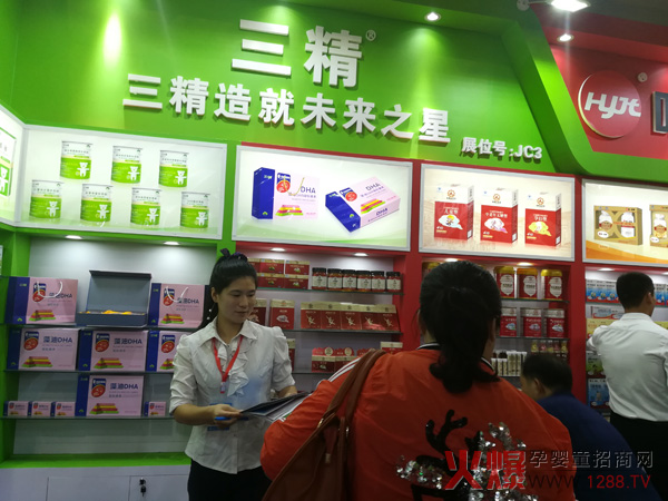 各地经销代理商驻足三精展位前.jpg