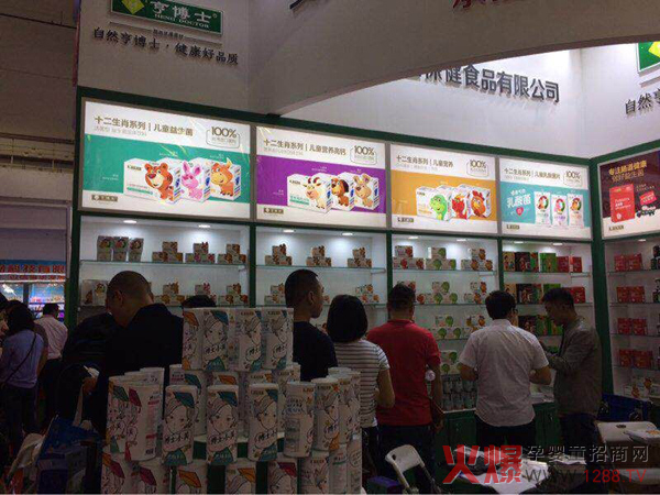 亨博士展柜前了解产品的精英人士.jpg