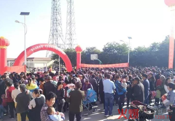 捐赠活动即将开始内外场挤满了群众.jpg