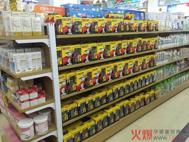 史努比奶瓶的终端陈列.jpg