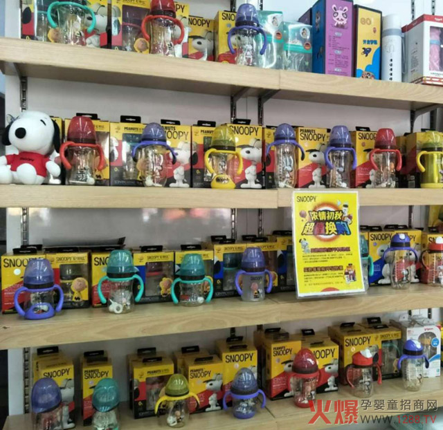 史努比奶瓶的线下门店陈列.jpg