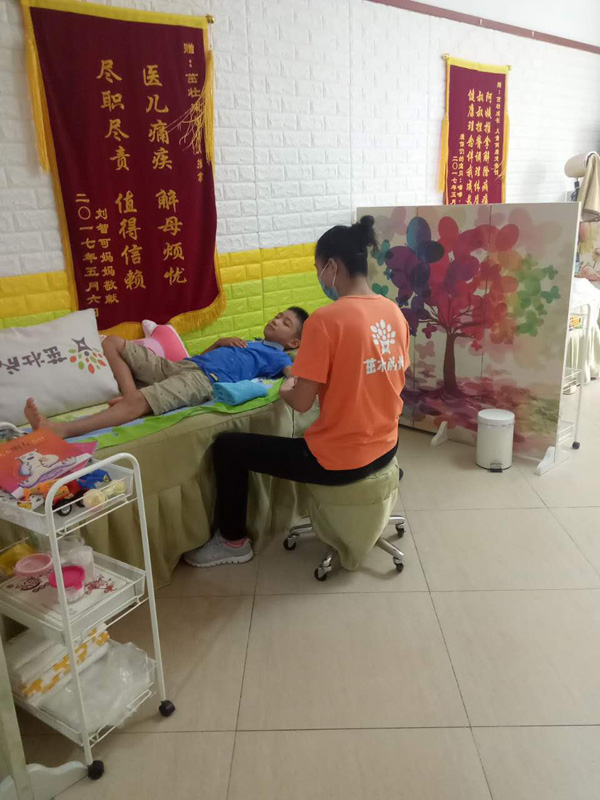 茁壮成长小儿推拿进行中.jpg