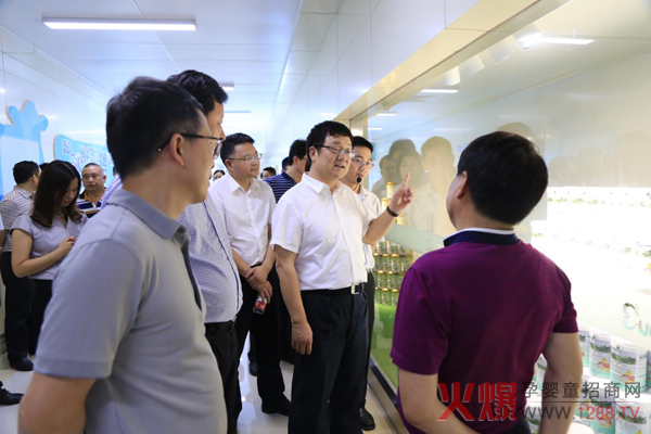 湖南省食品药品监督管理局刘湘凌局长莅临欧比佳.jpg