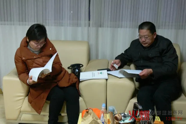 市领导翻阅我司编写的行业培训资料.jpg