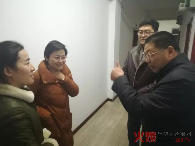 粮仓总经理闫言女士为市领导讲解产品.jpg