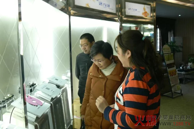 市领导在公司员工陪同下参观考察孕博士产后修复系列设备.jpg