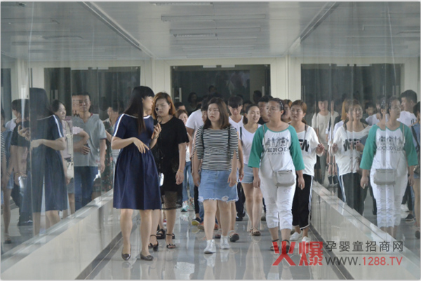 欧比佳乳业带领广西考察团参观.jpg