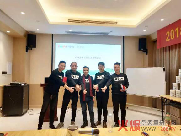 为优秀员工颁奖.jpg