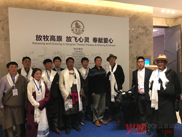 藏区牧民合影.jpg