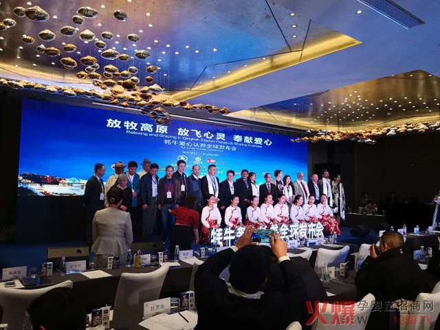 发布会合影.jpg