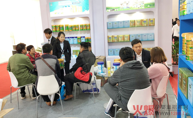 母爱英童展位客户咨询.jpg