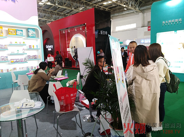 迪乐梦展会内咨询者.jpg