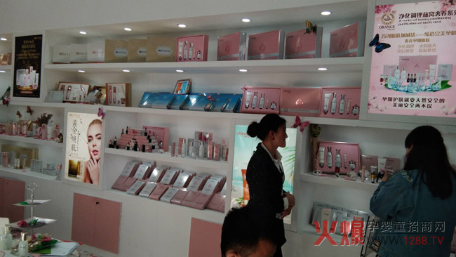 贝橙展柜.jpg