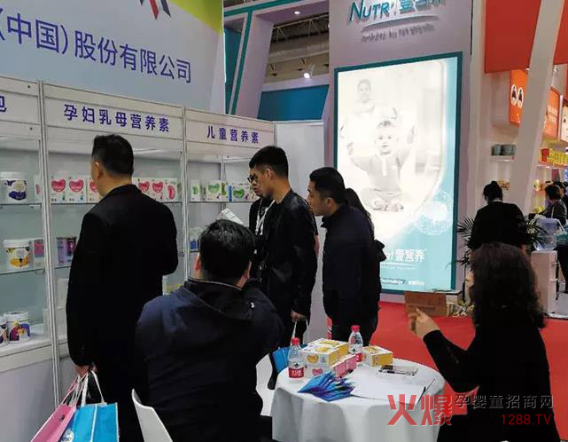 贝蜜儿前来观展咨询的客户.jpg