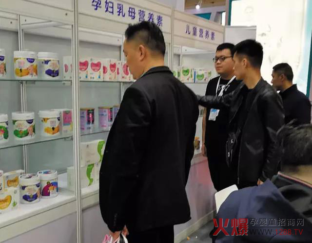 观展客户向工作人员了解产品.jpg