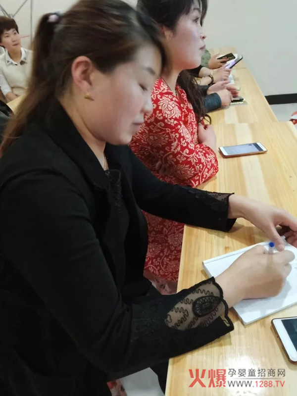 药王府女性生殖健康万里行湖北站感动瞬间1.jpg