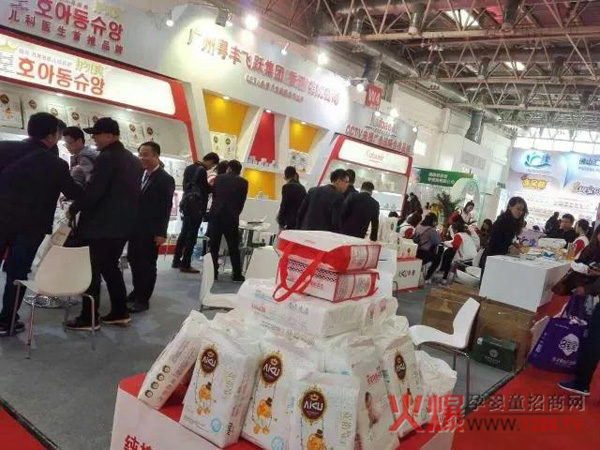 嗳酷纸尿裤展会现场.jpg