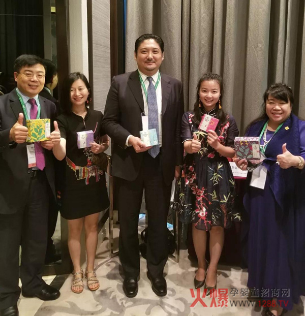 瑶愈与粤澳中医药产业园谢总合影留念.jpg 瑶愈与粤澳中医药产业园谢总合影留念.jpg