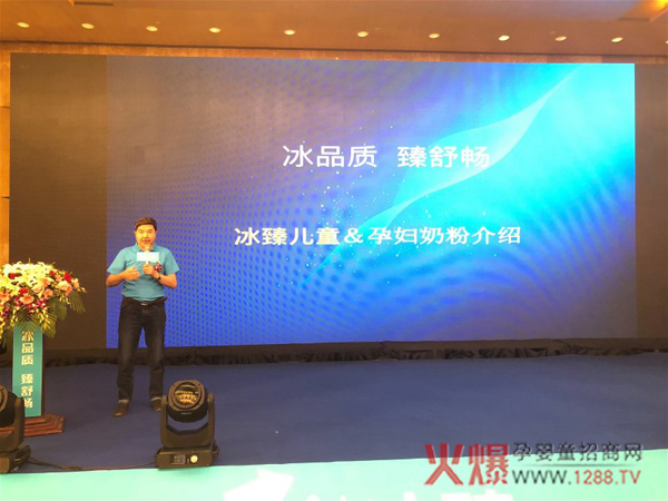 高培（广州）乳业有限公司总经理刘绍君介绍新品.jpg