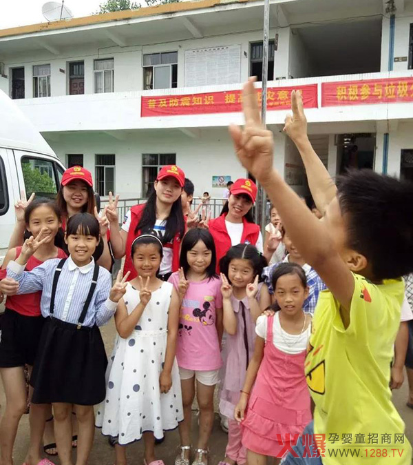 理想集团公益团队和孩子们一起做互动游戏.jpg