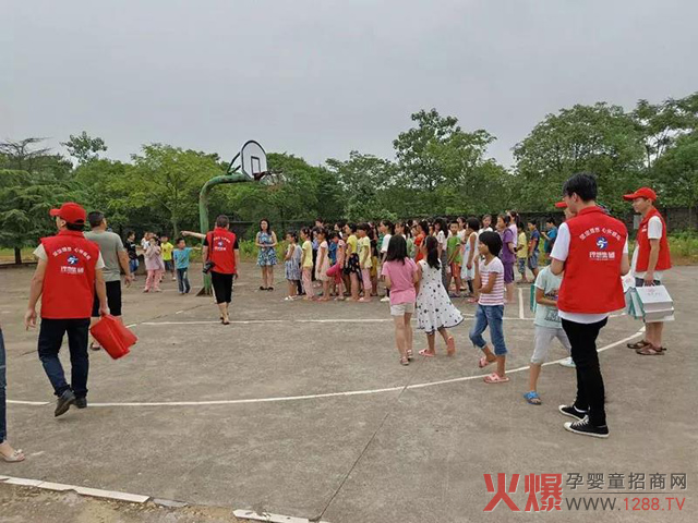 理想集团公益团队和孩子们一起做互动游戏.jpg
