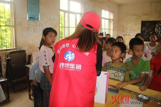 理想集团公益团队和孩子们一起做互动游戏.jpg