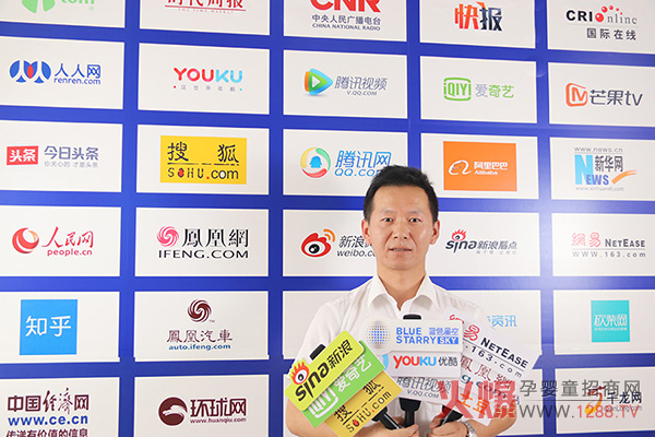 接受媒体采访.jpg