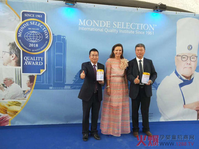 宜品旗下获奖品牌团队负责人与大会主席帕特里克（中）等在大会现场合影.jpg