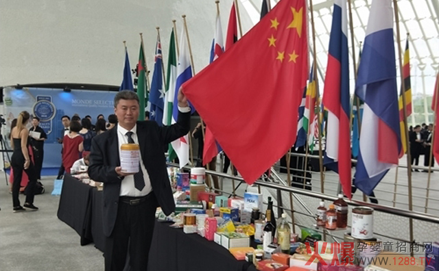 宜品乳业集团董事长牟善波在大会现场.jpg