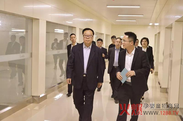 中国营养保健食品协会会长边振甲莅临欧比佳乳业调研考察2.jpg