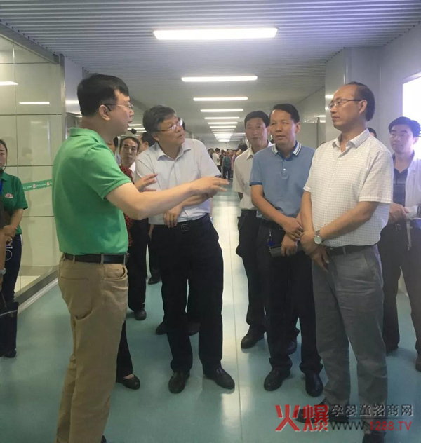丁东华一行参观和氏乳业智能化羊奶粉生产线.jpg