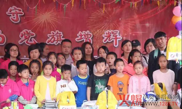 爱心人士捐赠的物资发到小朋友手上3.jpg