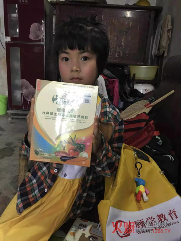 爱心人士捐赠的物资发到小朋友手上4.jpg