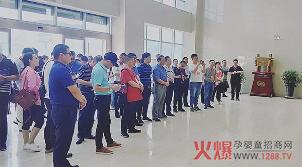 全国25家地市党报媒体人莅临和氏乳业集团参观.jpg 全国25家地市党报媒体人莅临和氏乳业集团参观.jpg