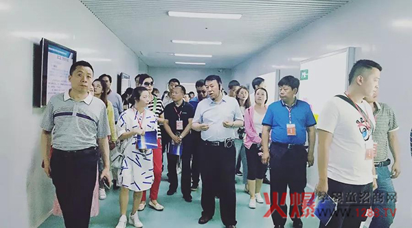 全国25家地市党报媒体人莅临和氏乳业集团参观3.jpg