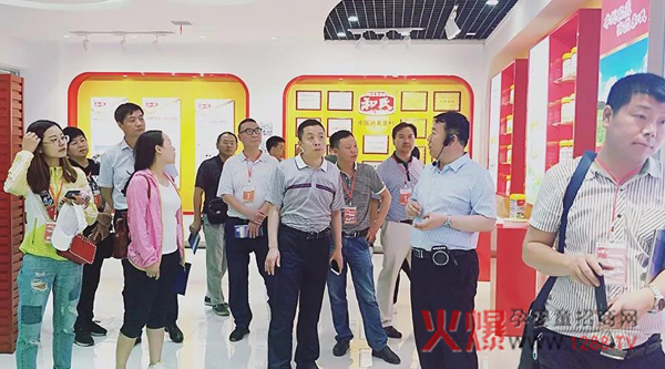 全国25家地市党报媒体人莅临和氏乳业集团参观4.jpg