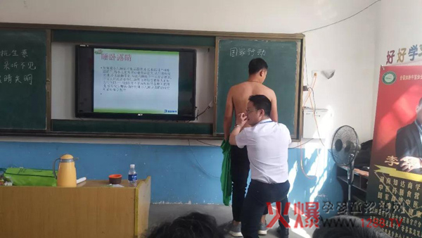 李华峰老师现场向大家展示小儿推拿.jpg
