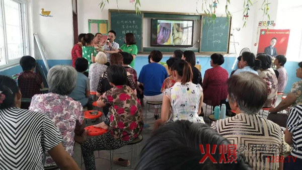 大家都踊跃和李老师互动.jpg