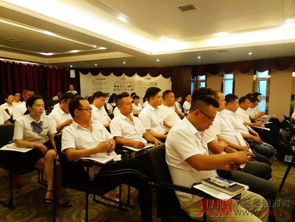 雅姆营养营销人员在认真听讲中.jpg