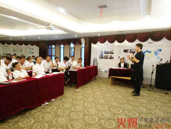 雅姆营销人员在认真听讲中.webp.jpg