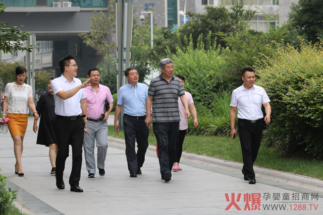 国家中医药管理局原副局长李大宁一行莅临集团参观指导.jpg