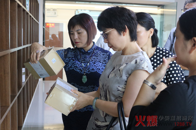 行业专家共同参观集团研究所.jpg