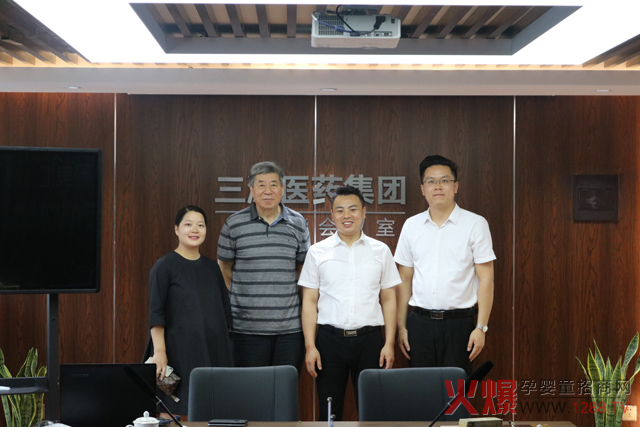 与领导合影留念.jpg