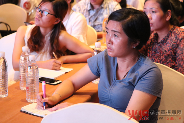 仔细记录的学员.jpg